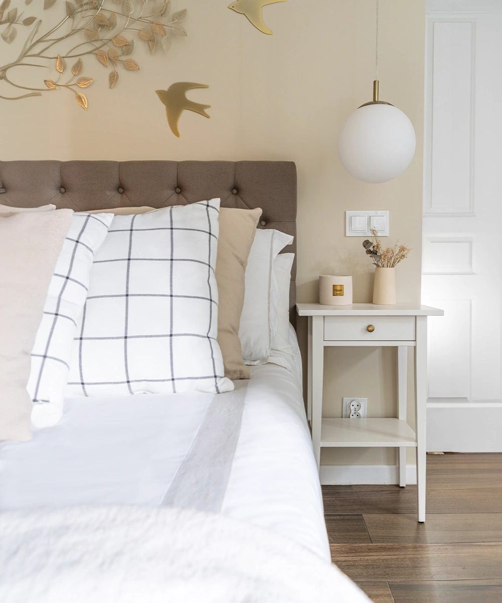 Chambre principale lit blanc et beige