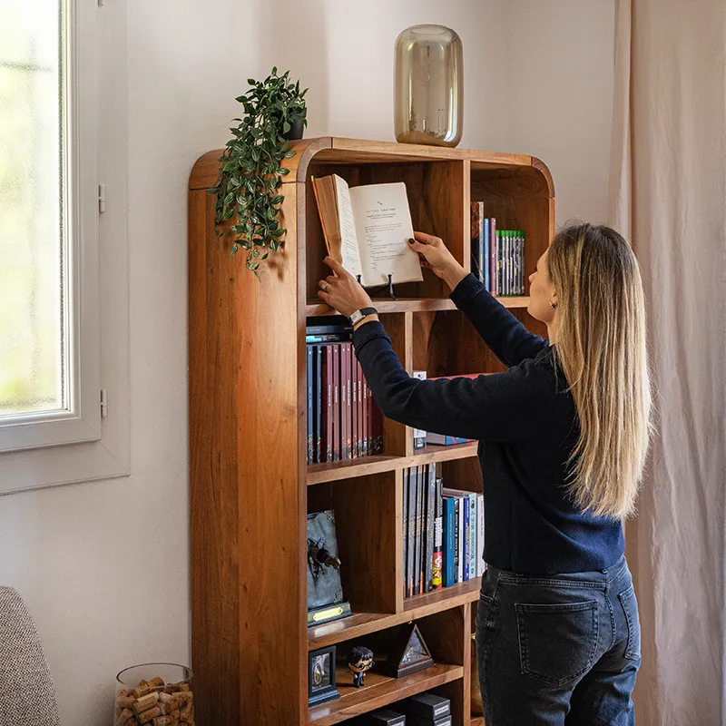 Tiffany décore la bibliothèque