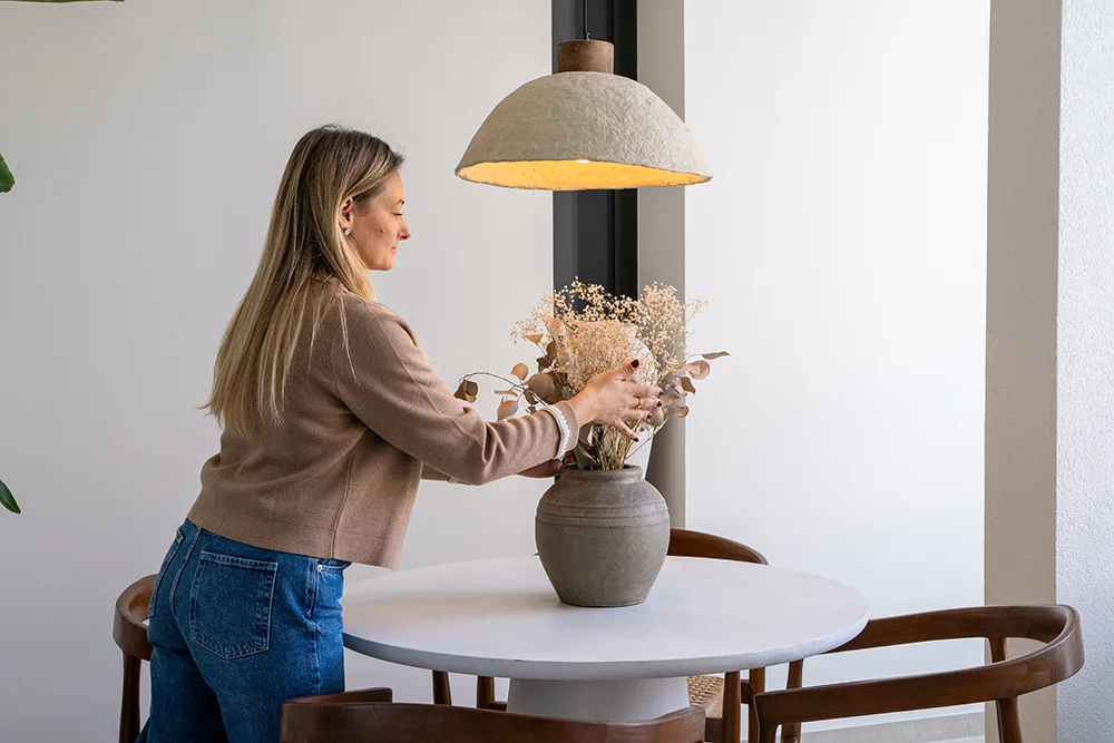 Tiffany decore la table avec un bouquet